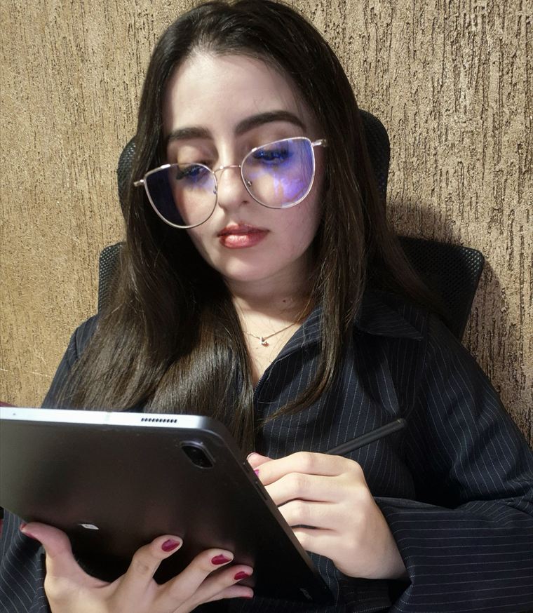 Jeryhelen Valente analisando documentos