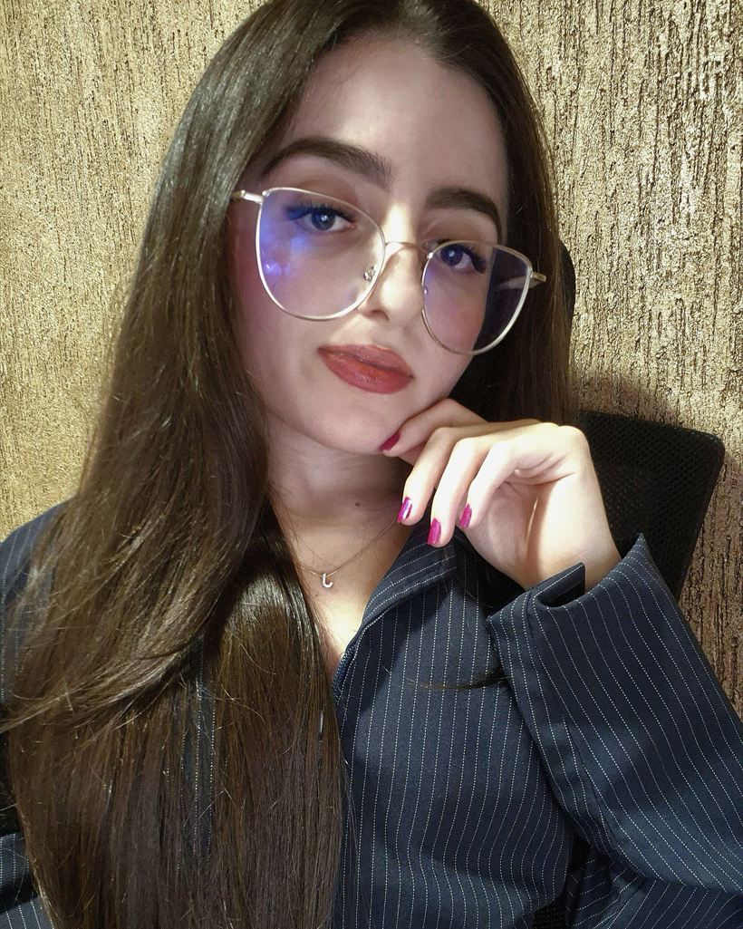 Jeryhelen Valente em seu ambiente de trabalho